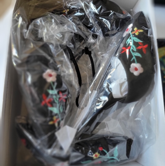 Floral Embroideree Heels - Picture 2 of 7